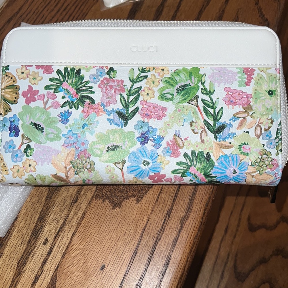 NWOT Cluci wallet